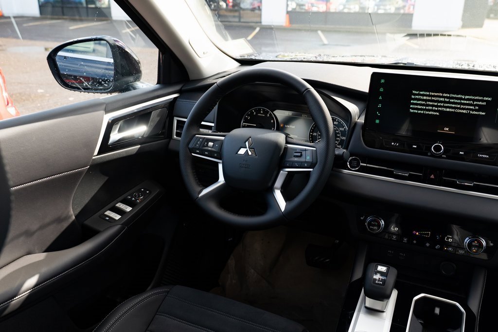 New 2025 Mitsubishi Outlander SE image 9