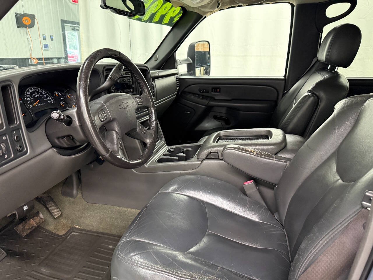 Used 2006 Chevrolet Silverado 3500 LT w/ Onstar Plus Package RWD image 8