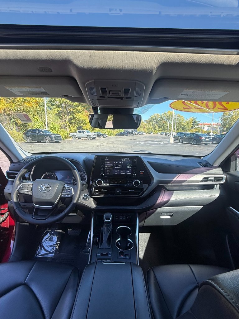 Used 2022 Toyota Highlander XLE AWD/4WD image 31