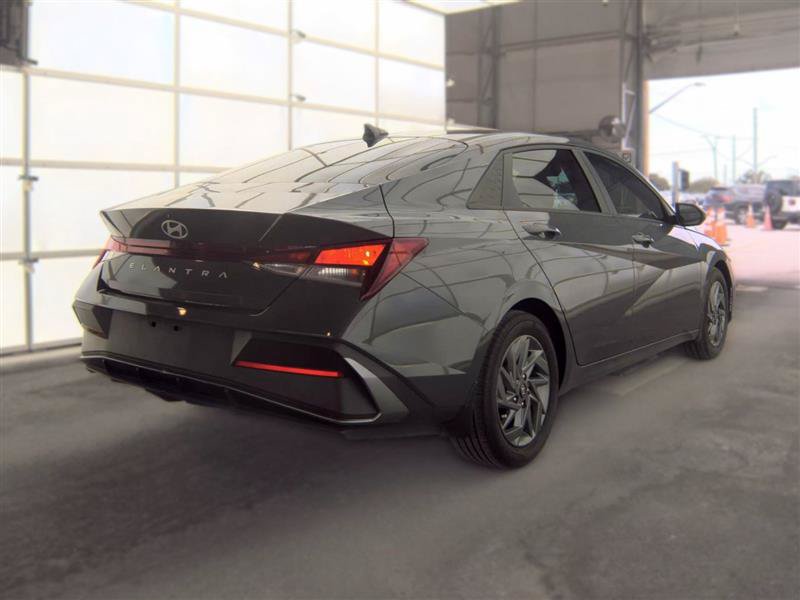 Used 2024 Hyundai Elantra SEL FWD image 4