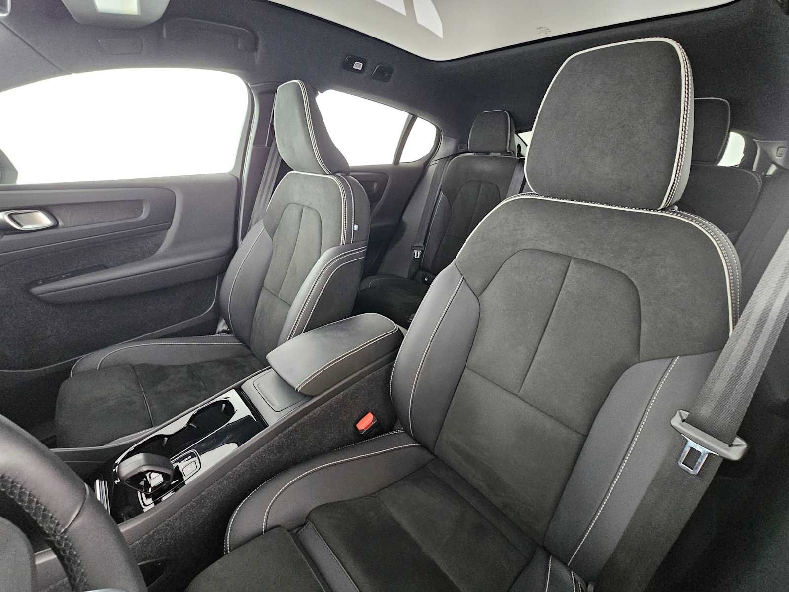 Used 2023 Volvo C40 P8 Recharge Ultimate image 22