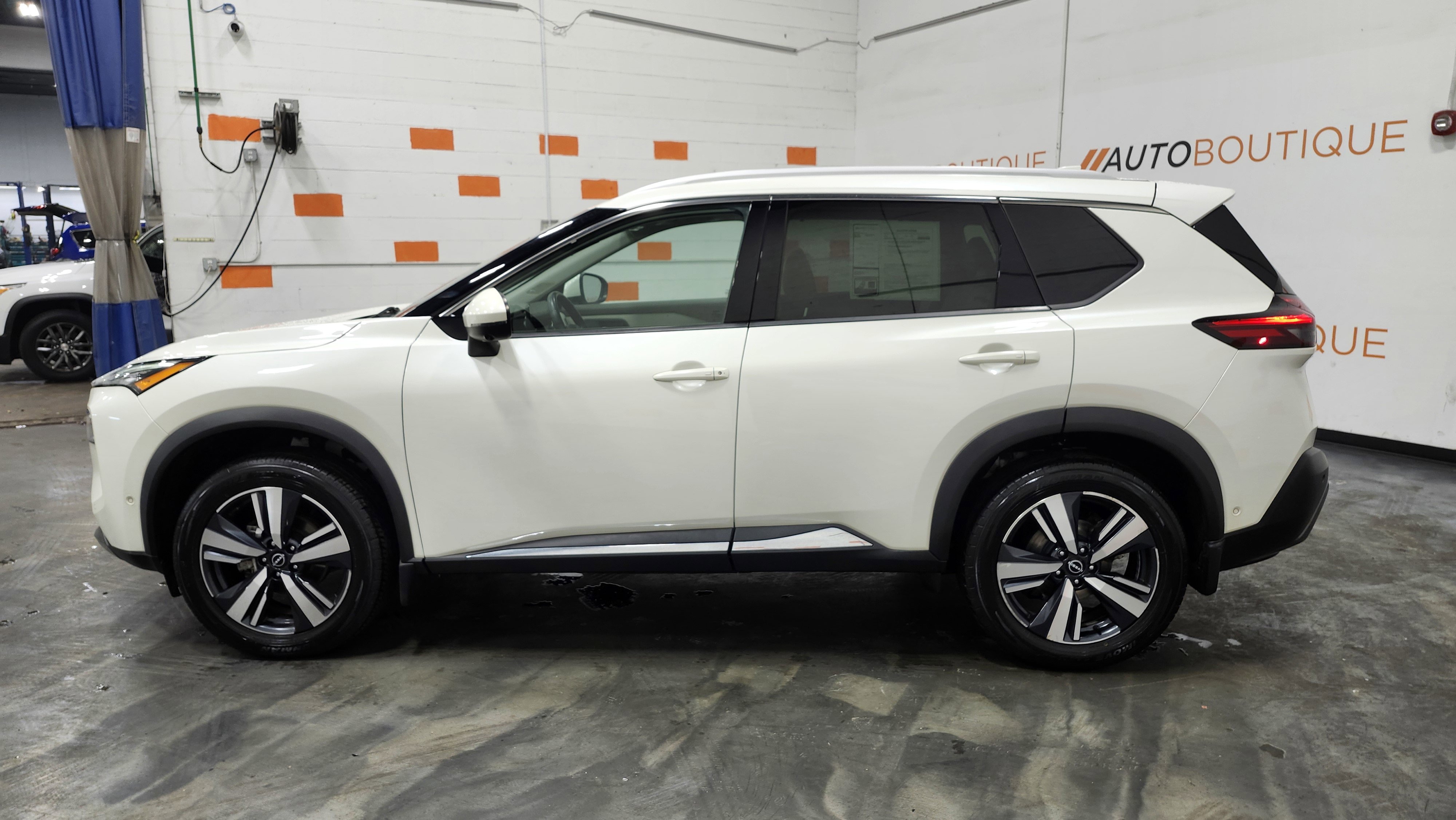 Used 2023 Nissan Rogue SL w/ SL Premium Package image 16
