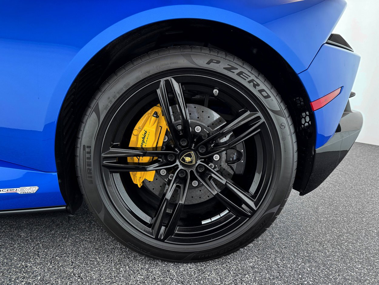 Used 2020 Lamborghini Huracan EVO image 30