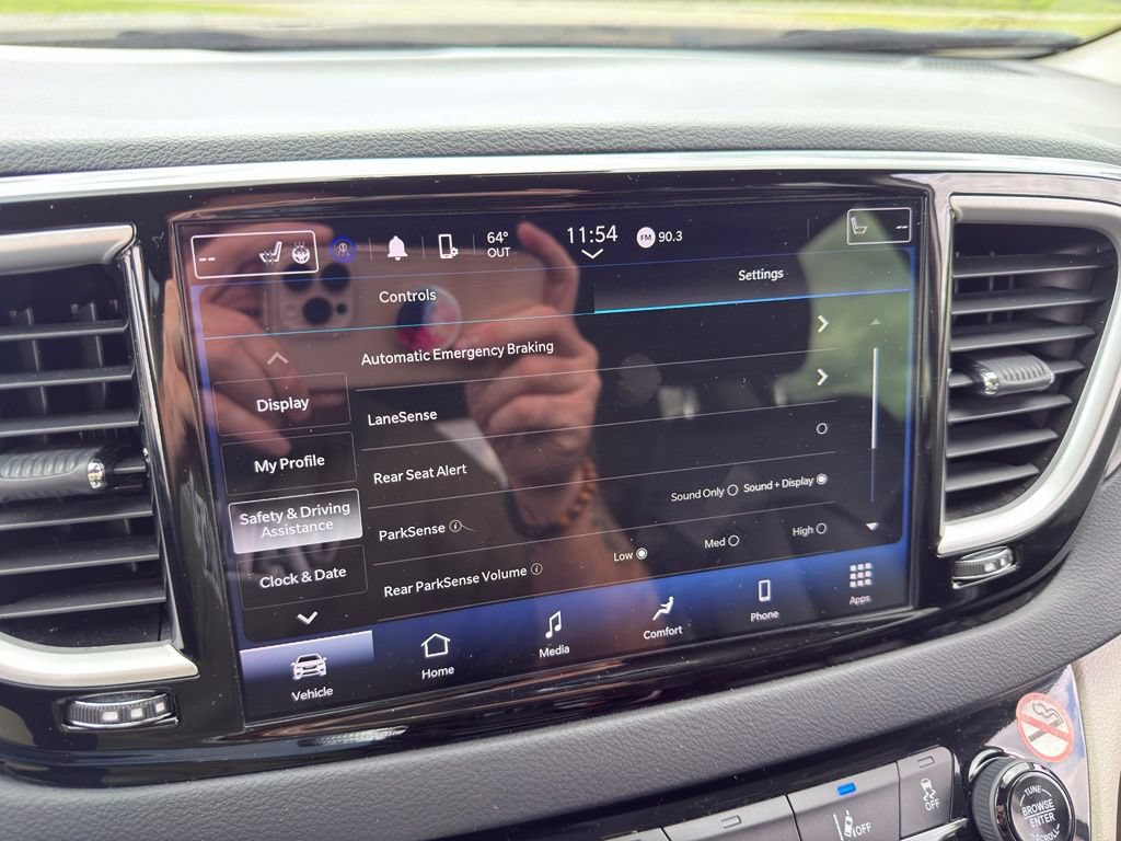 Used 2023 Chrysler Pacifica Touring-L FWD image 6
