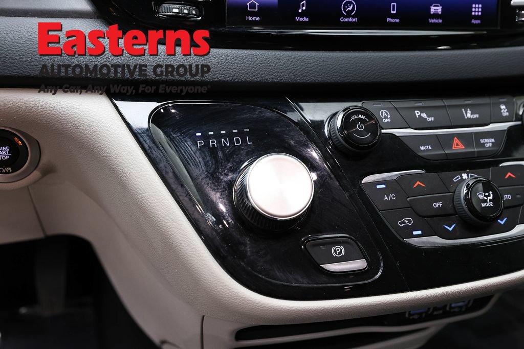 Used 2023 Chrysler Pacifica Touring-L FWD image 13