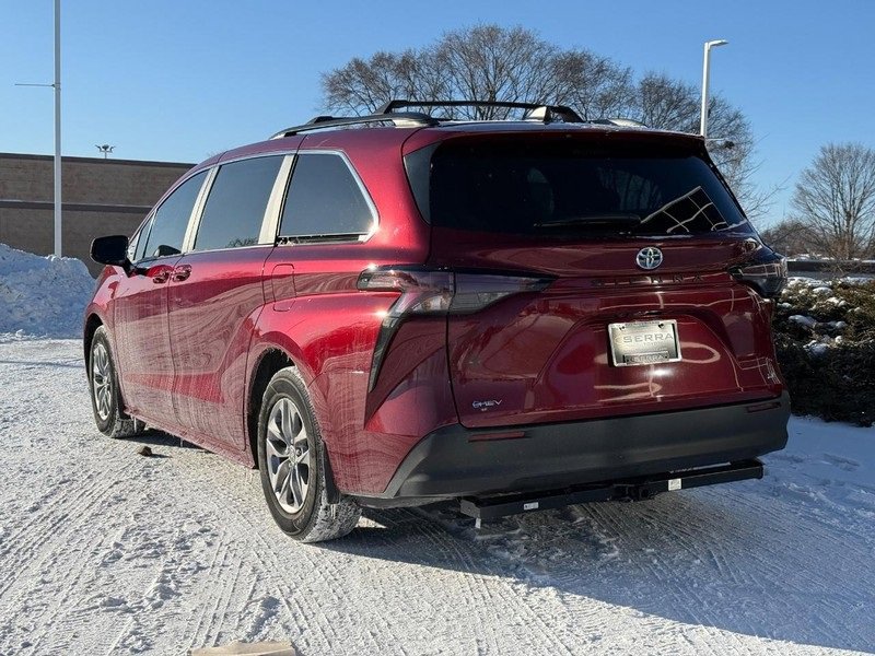 Used 2025 Toyota Sienna LE image 5
