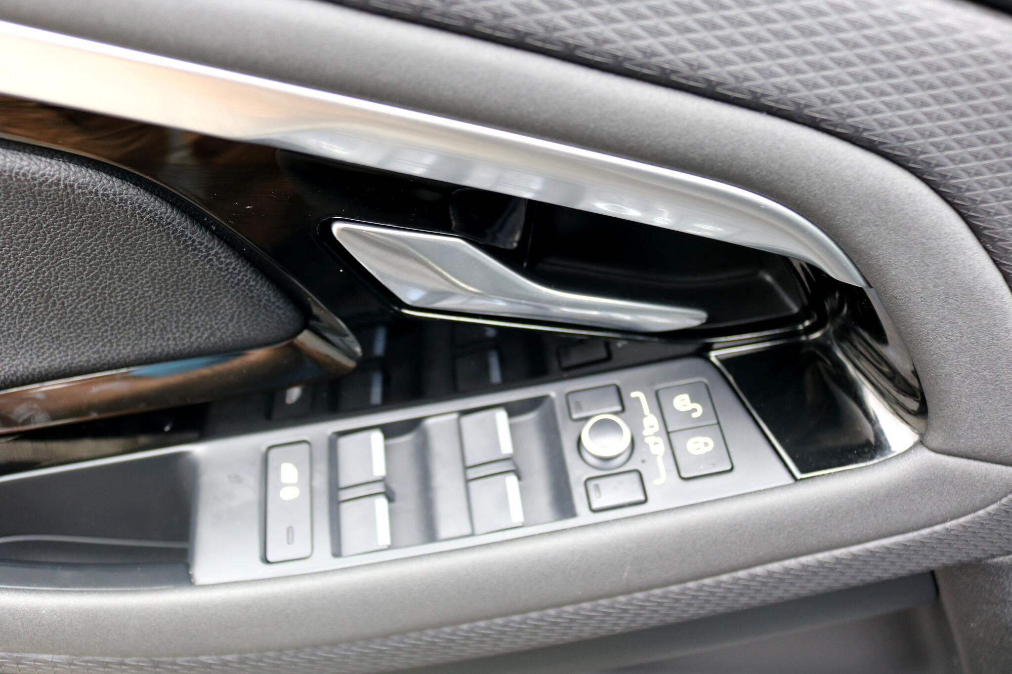 Used 2020 Land Rover Range Rover Evoque S image 14