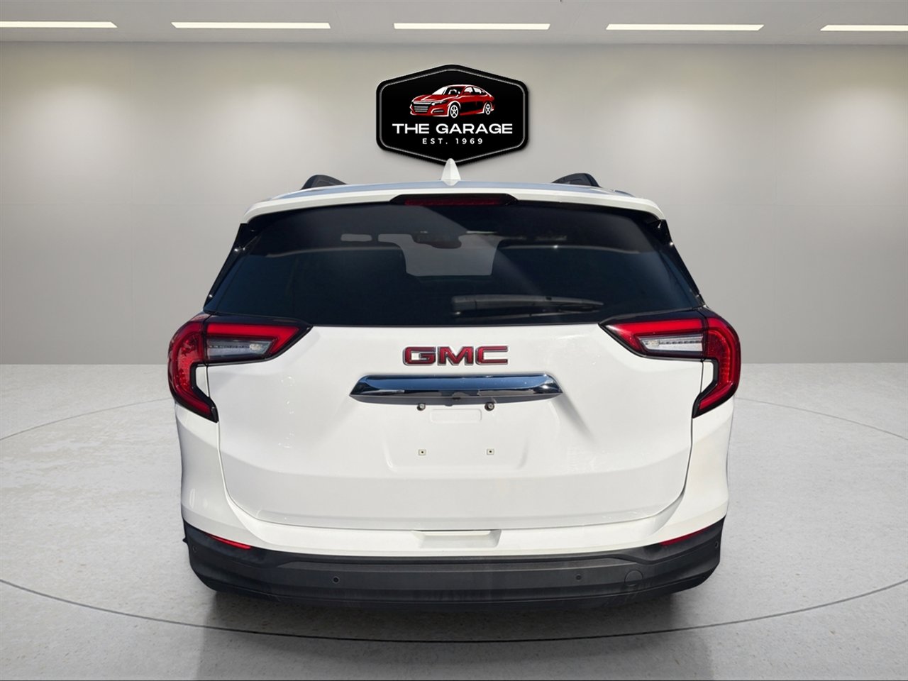 Used 2022 GMC Terrain SLE w/ Driver Convenience Package image 4