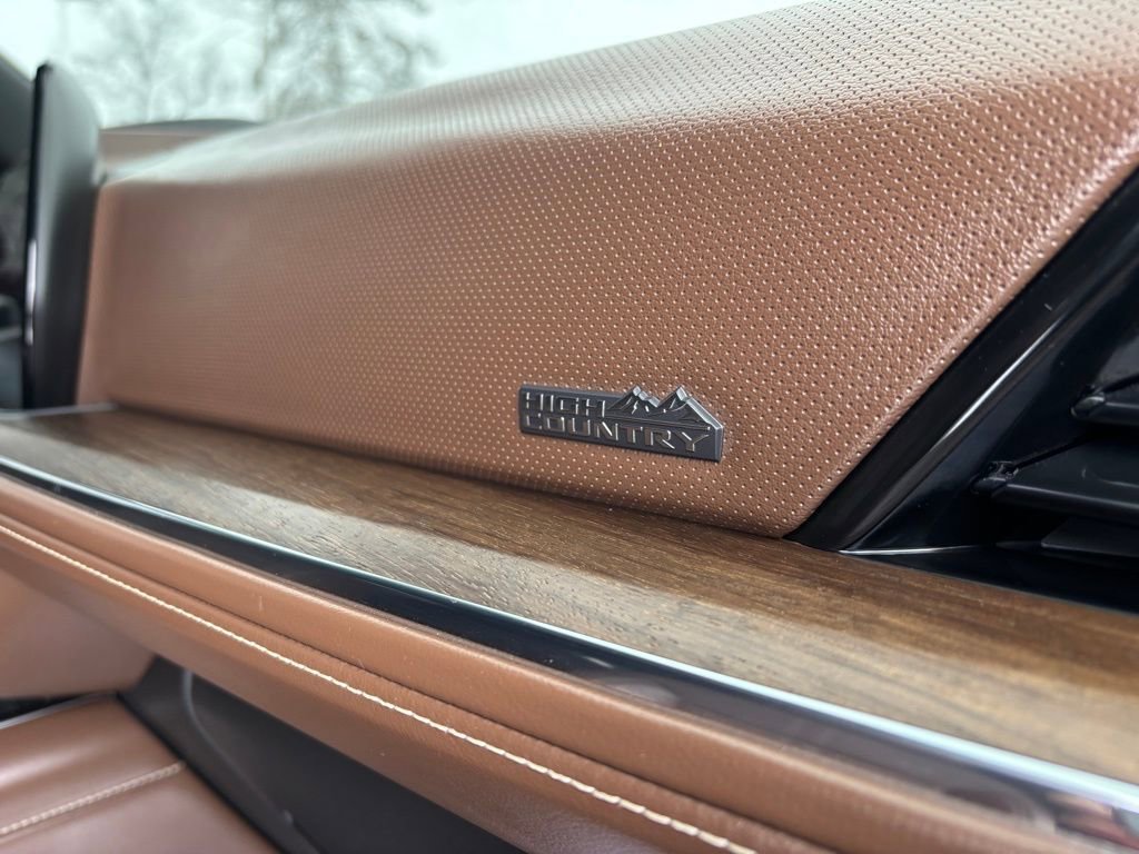 Used 2025 Chevrolet Suburban High Country image 24