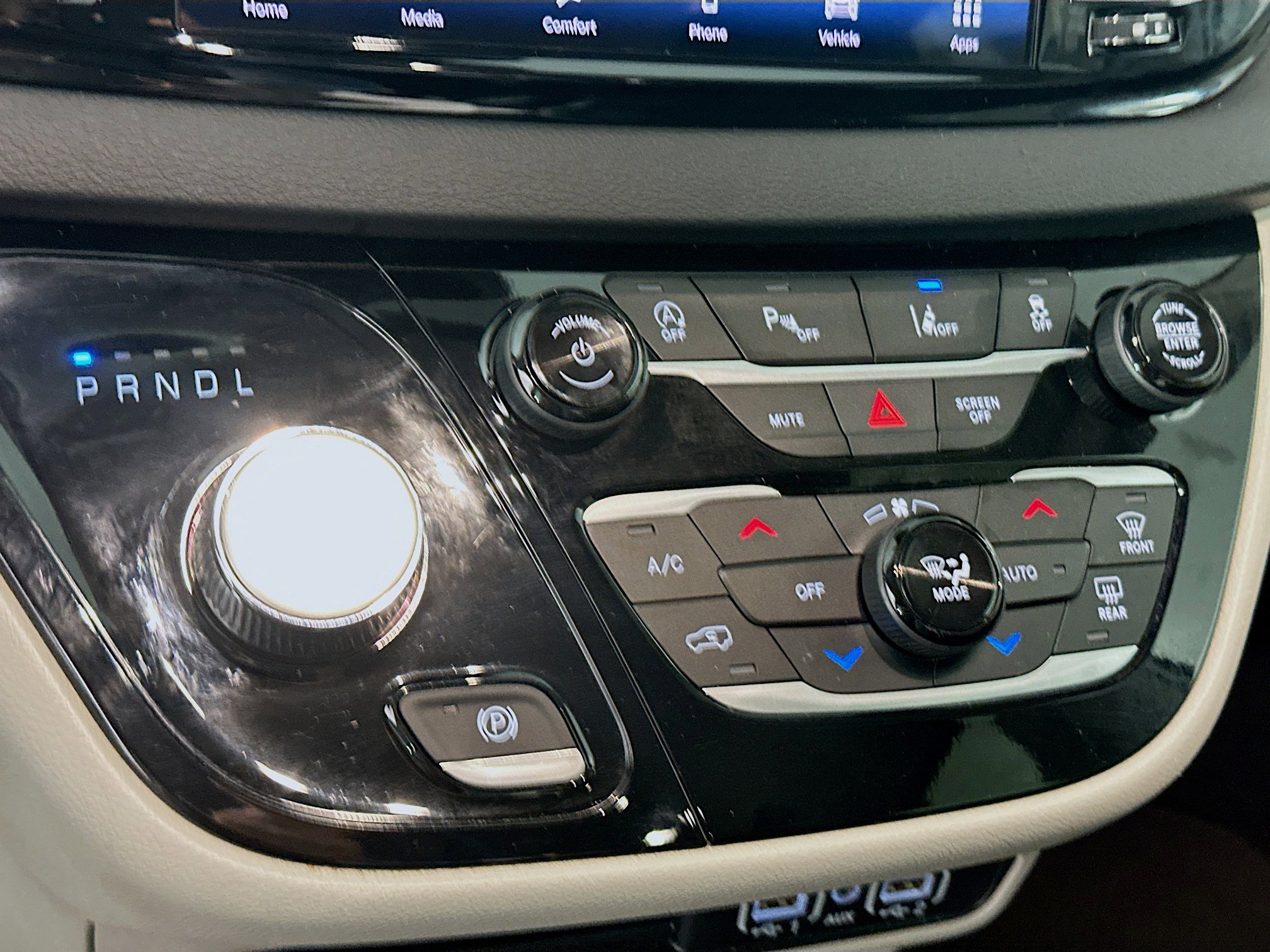 Used 2024 Chrysler Pacifica Touring-L image 23