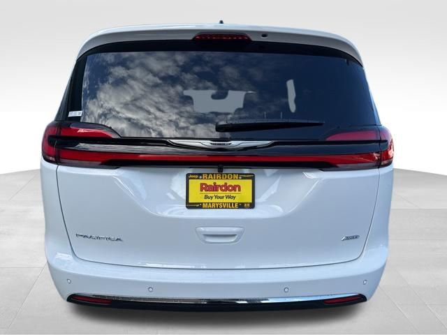 New 2026 Chrysler Pacifica Select AWD/4WD image 6