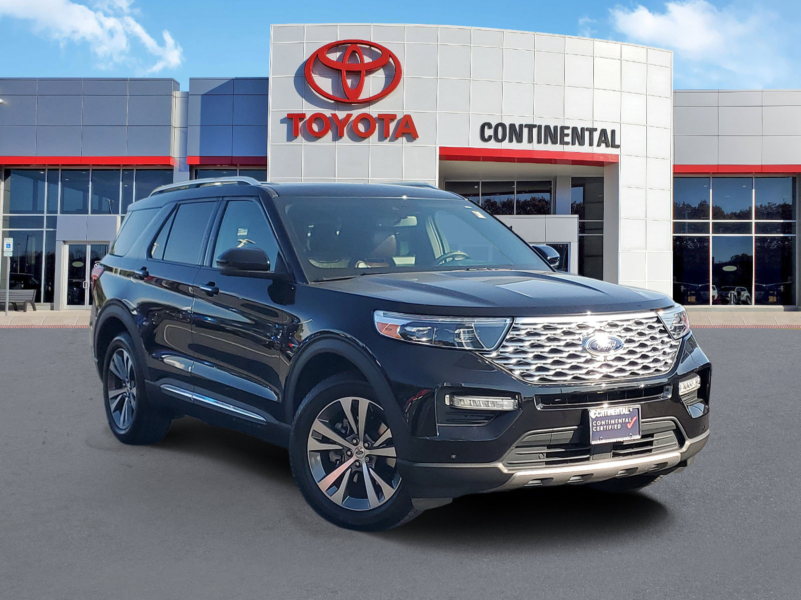 Used 2020 Ford Explorer Platinum w/ Premium Technology Package AWD/4WD image 2