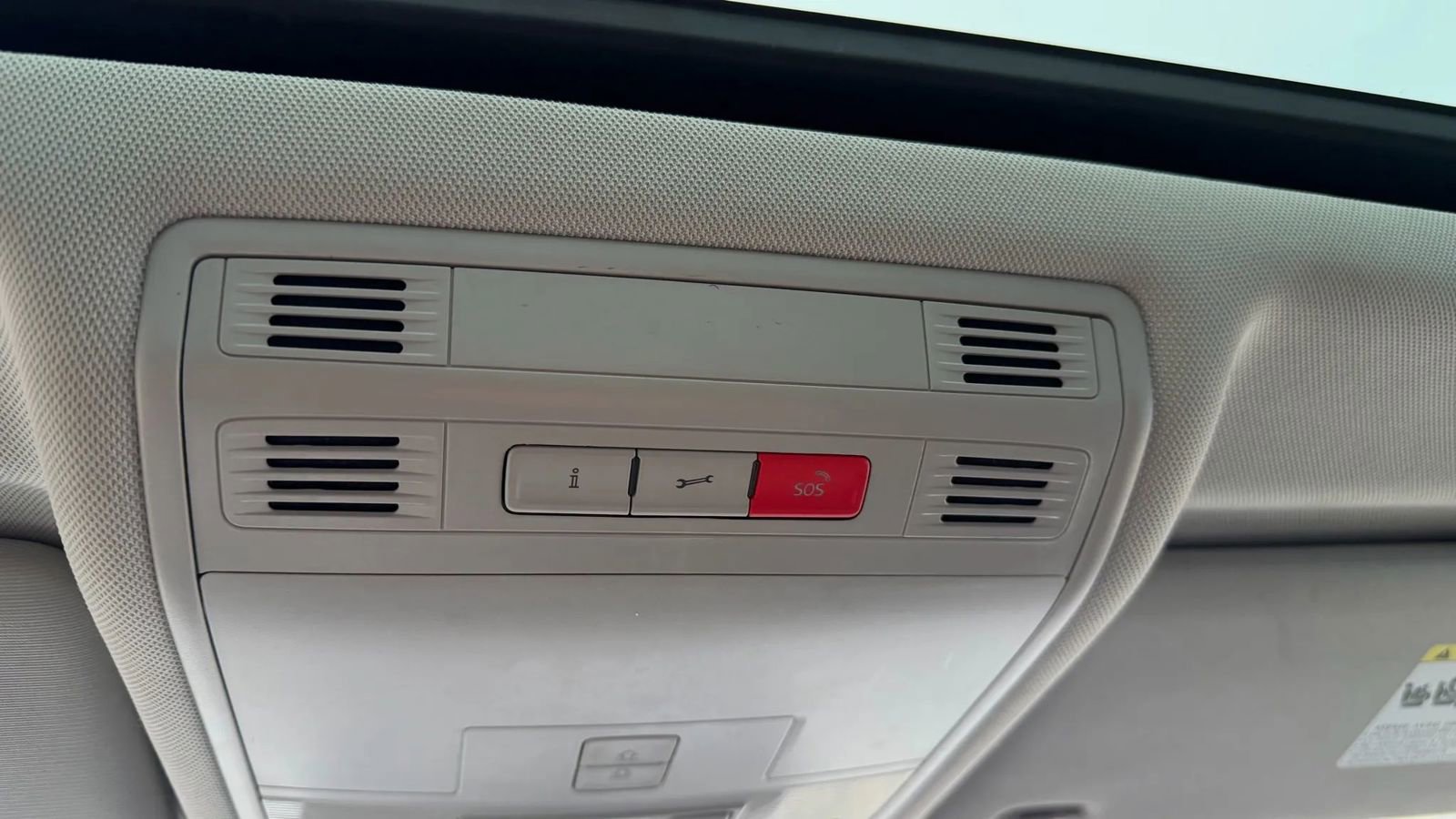 Used 2018 Volkswagen Tiguan SE w/ Panoramic Sunroof Package image 44