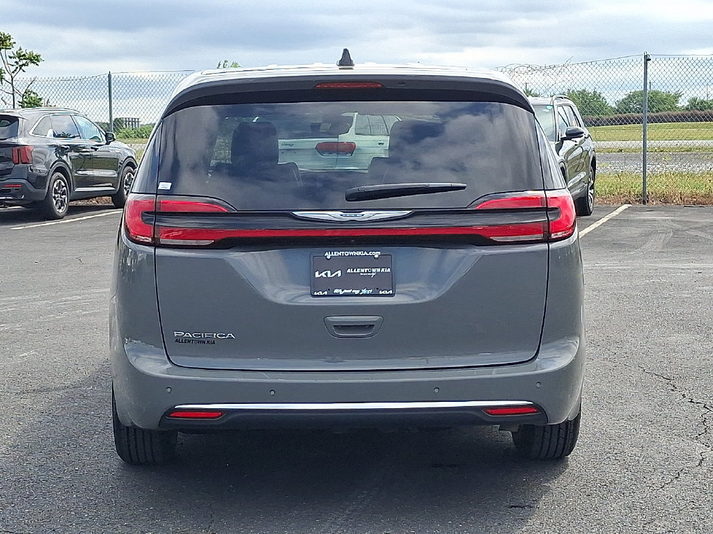 Used 2025 Chrysler Pacifica Select FWD image 5