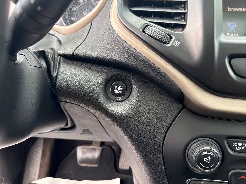 Used 2018 Jeep Cherokee Limited image 32