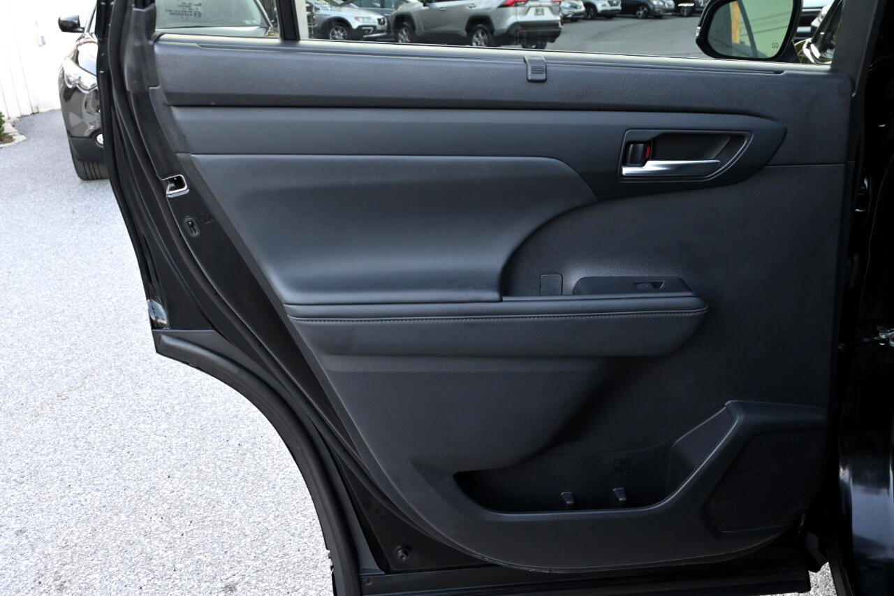 Used 2021 Toyota Highlander XLE image 17