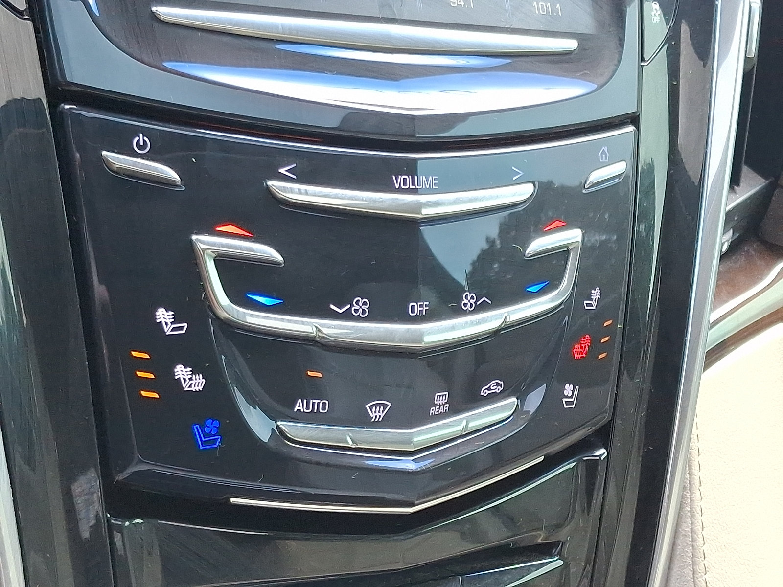 Used 2016 Cadillac Escalade Luxury AWD/4WD image 19