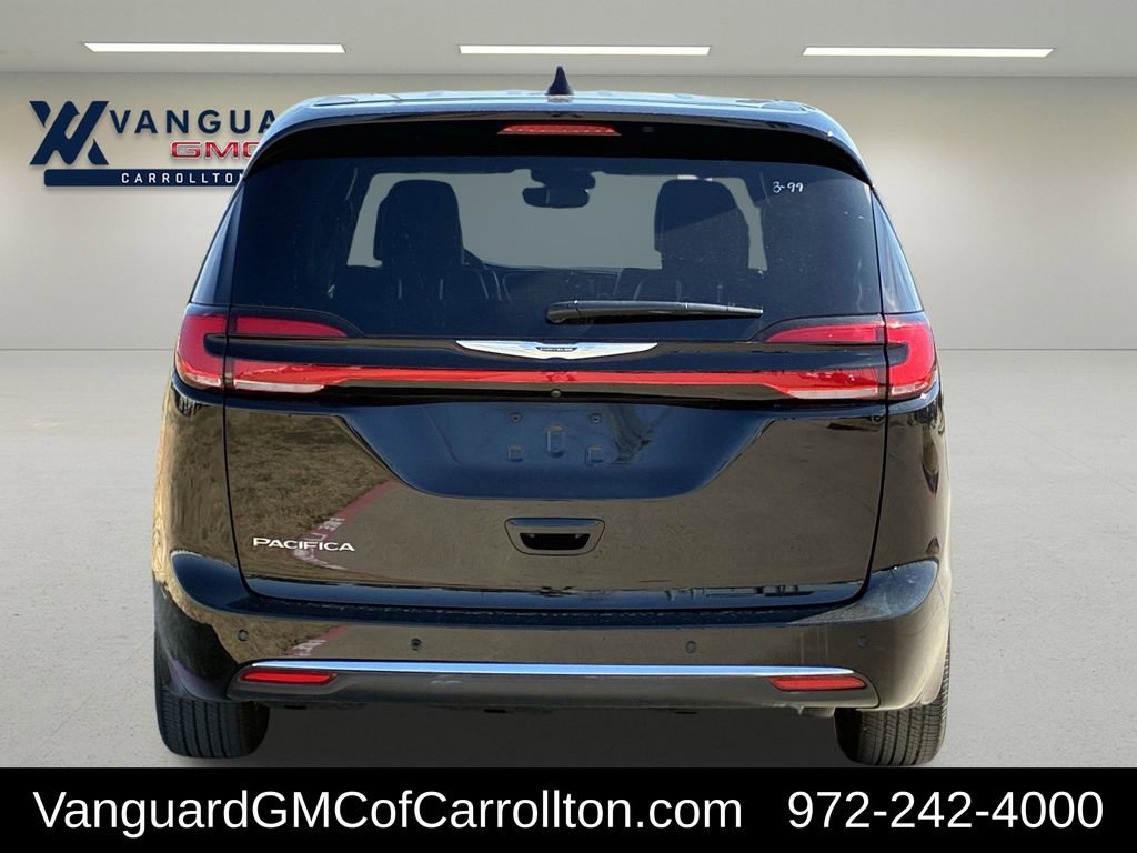 Used 2025 Chrysler Pacifica Select image 4