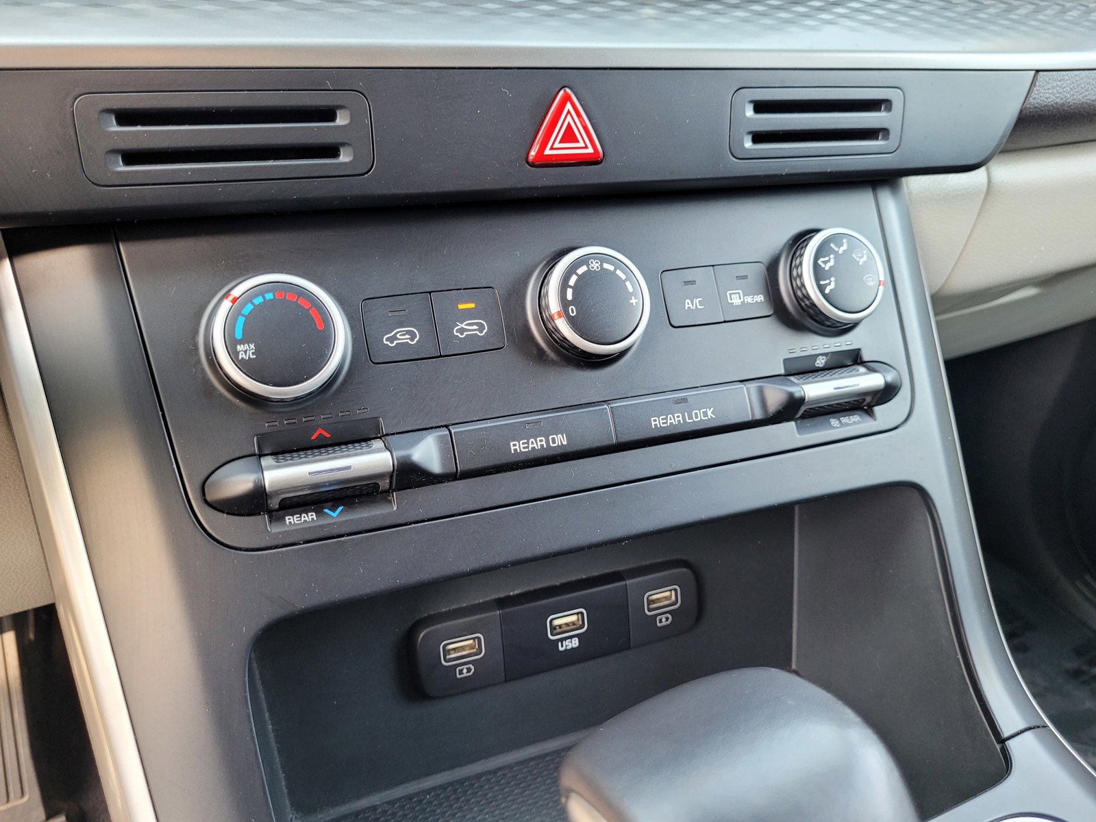 Used 2024 Kia Carnival LX image 19