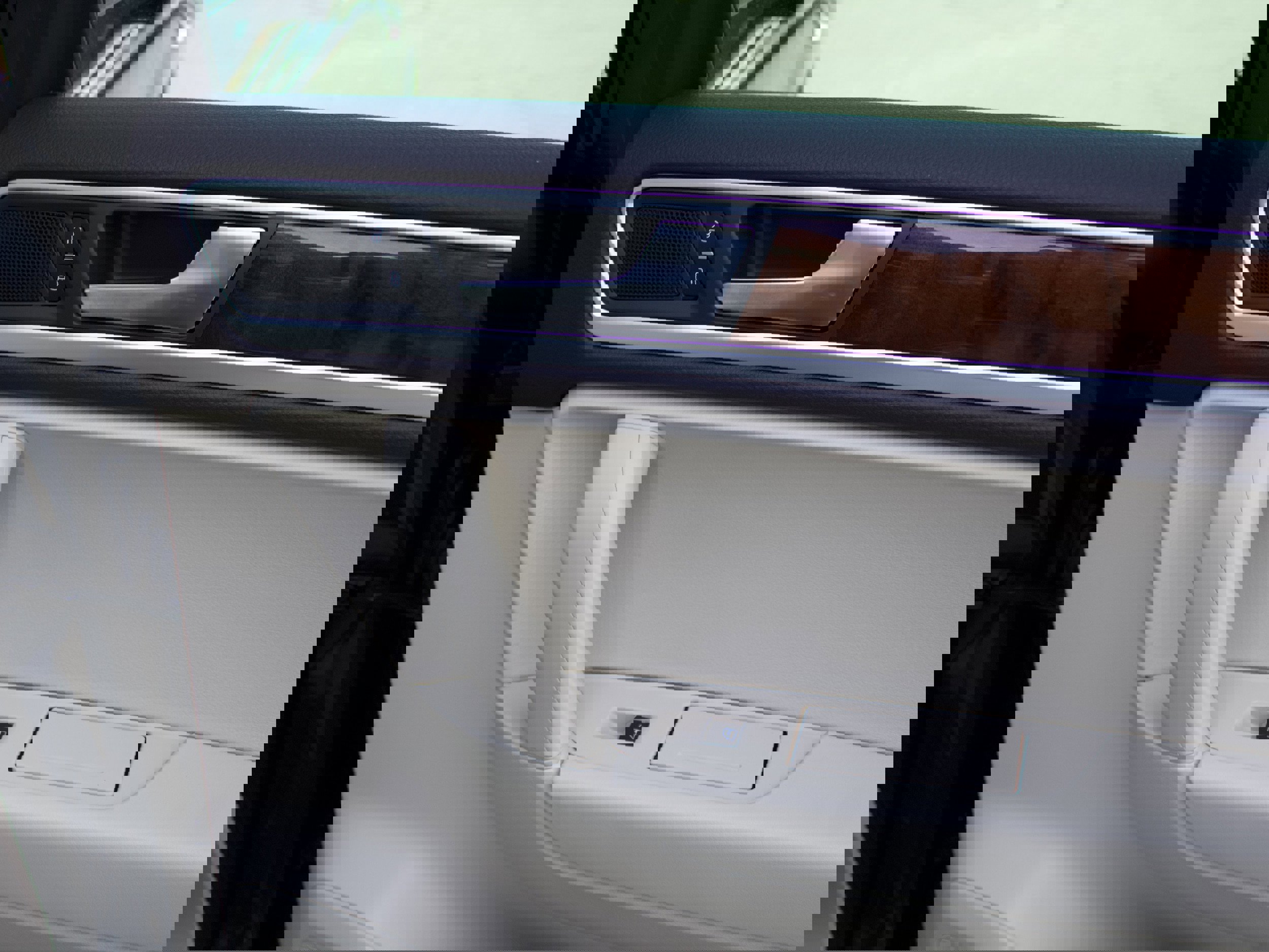 Used 2012 Volkswagen Touareg TDI image 32