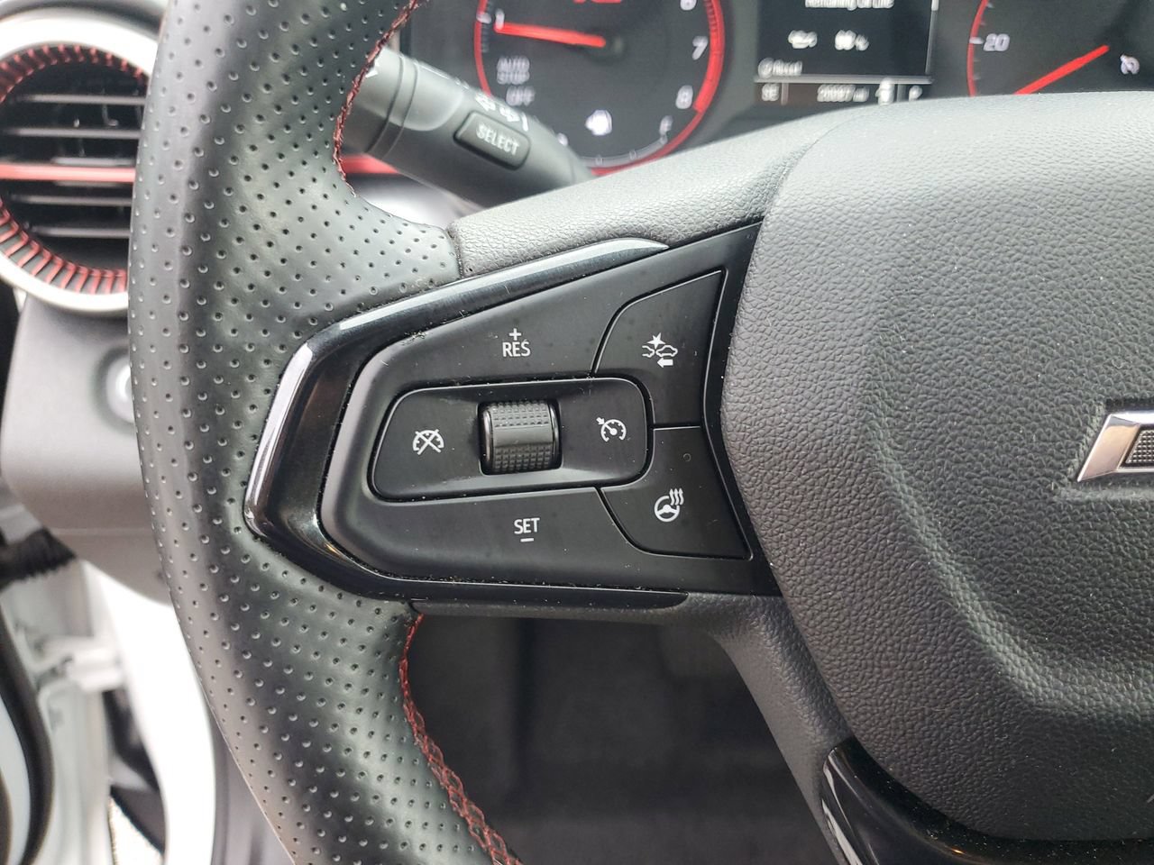 Used 2025 Chevrolet Trax RS w/ Driver Confidence Package FWD image 17
