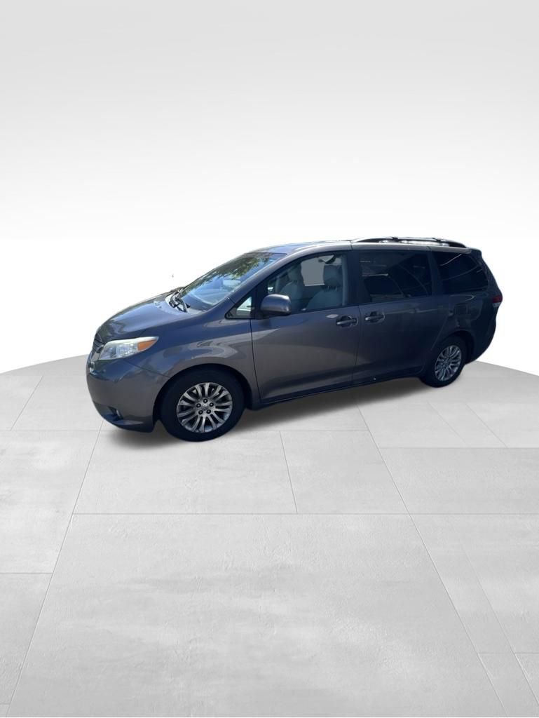 Used 2011 Toyota Sienna XLE w/ Entertainment Pkg FWD image 2