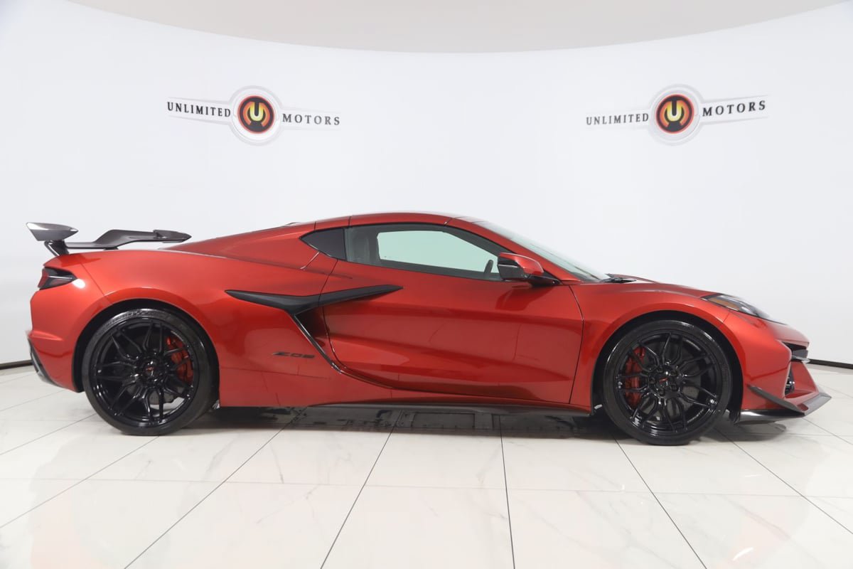 Used 2025 Chevrolet Corvette Z06 w/ Z07 Performance Package RWD image 2
