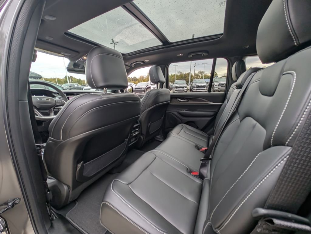 New 2025 Jeep Grand Cherokee Limited w/ Black Appearance Package image 16