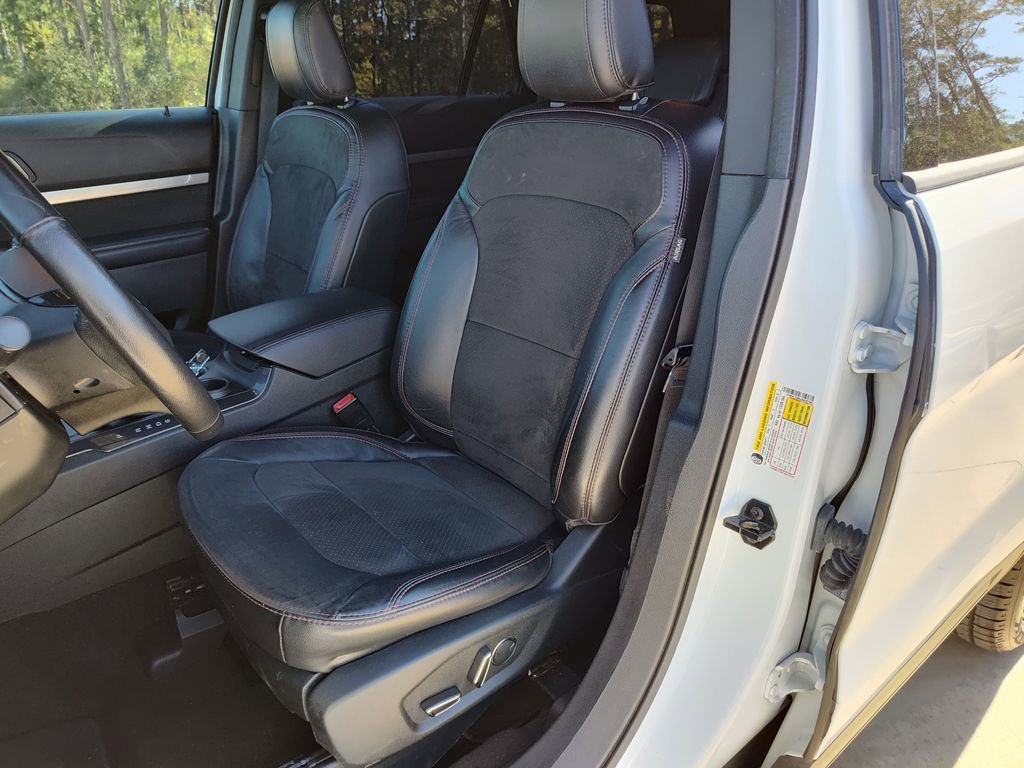 Used 2018 Ford Explorer XLT w/ Equipment Group 202A image 18