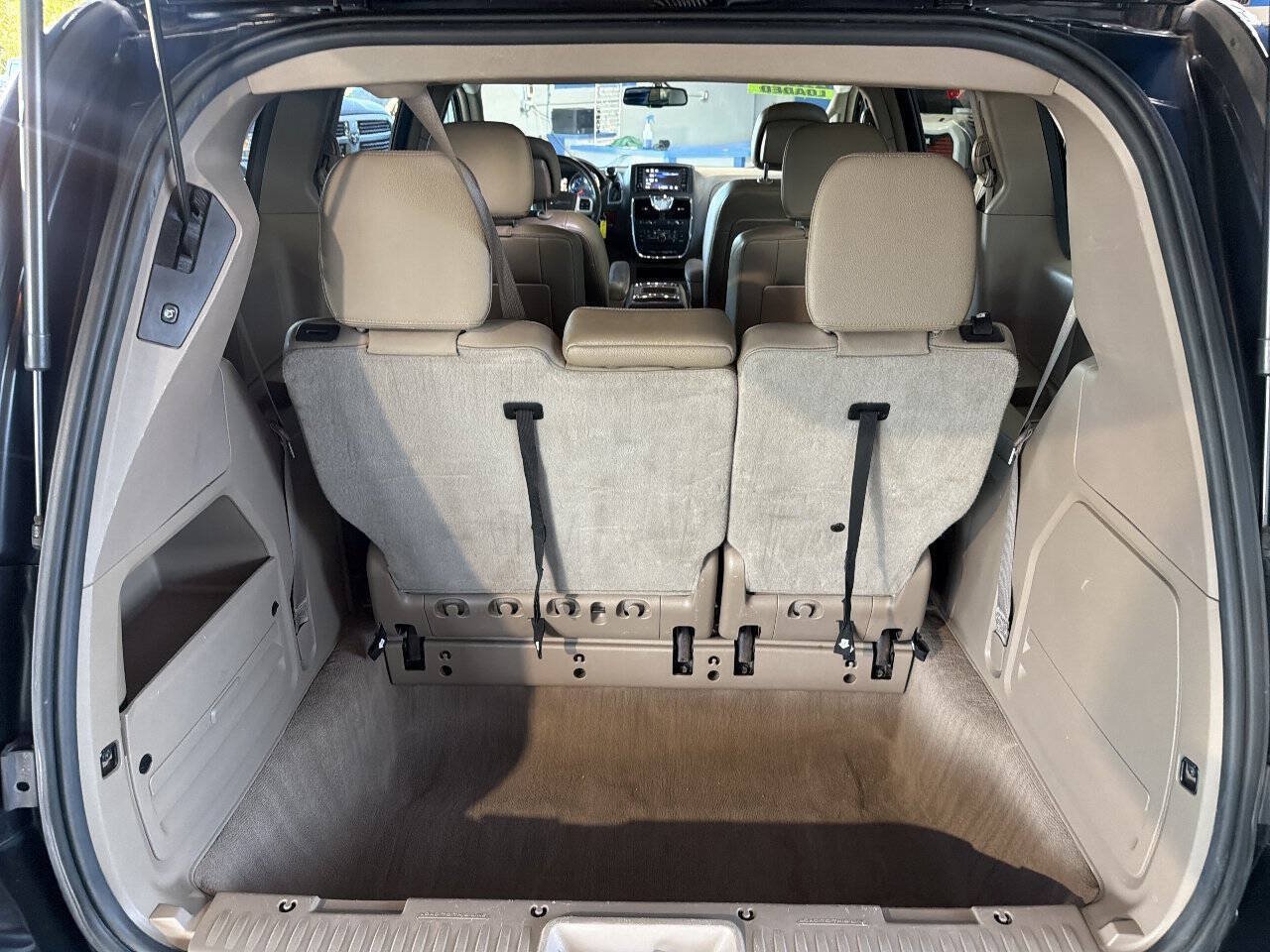 Used 2016 Chrysler Town & Country Touring FWD image 11
