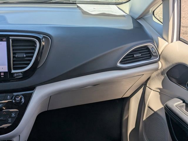 Used 2023 Chrysler Pacifica Touring-L FWD image 17