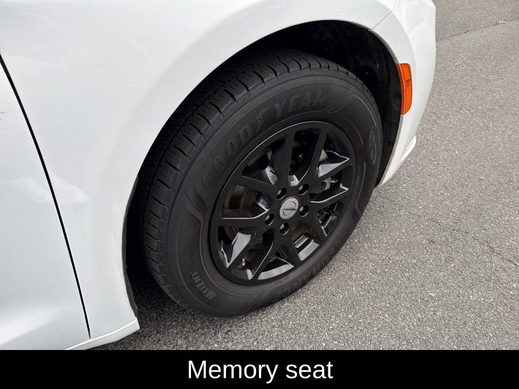 Used 2024 Chrysler Pacifica Touring-L image 11