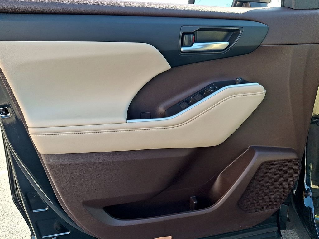 Used 2022 Toyota Highlander XLE image 11