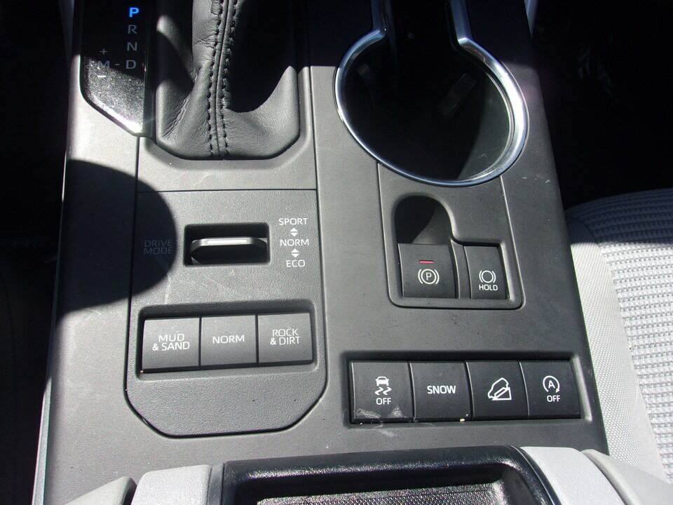 Used 2020 Toyota Highlander LE AWD/4WD image 21