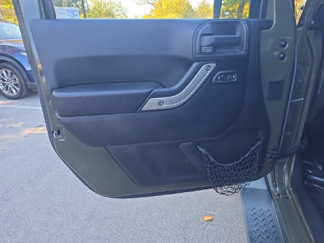 Used 2015 Jeep Wrangler Unlimited Sahara w/ Connectivity Group AWD/4WD image 12