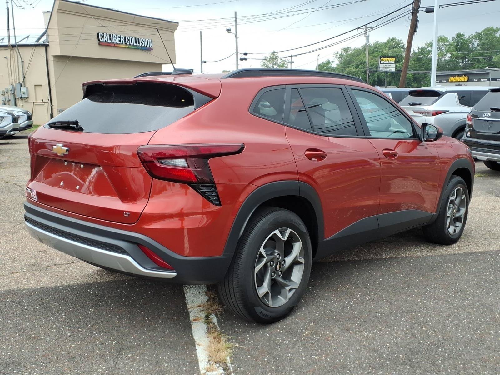Used 2024 Chevrolet Trax LT w/ Driver Confidence Package FWD image 3