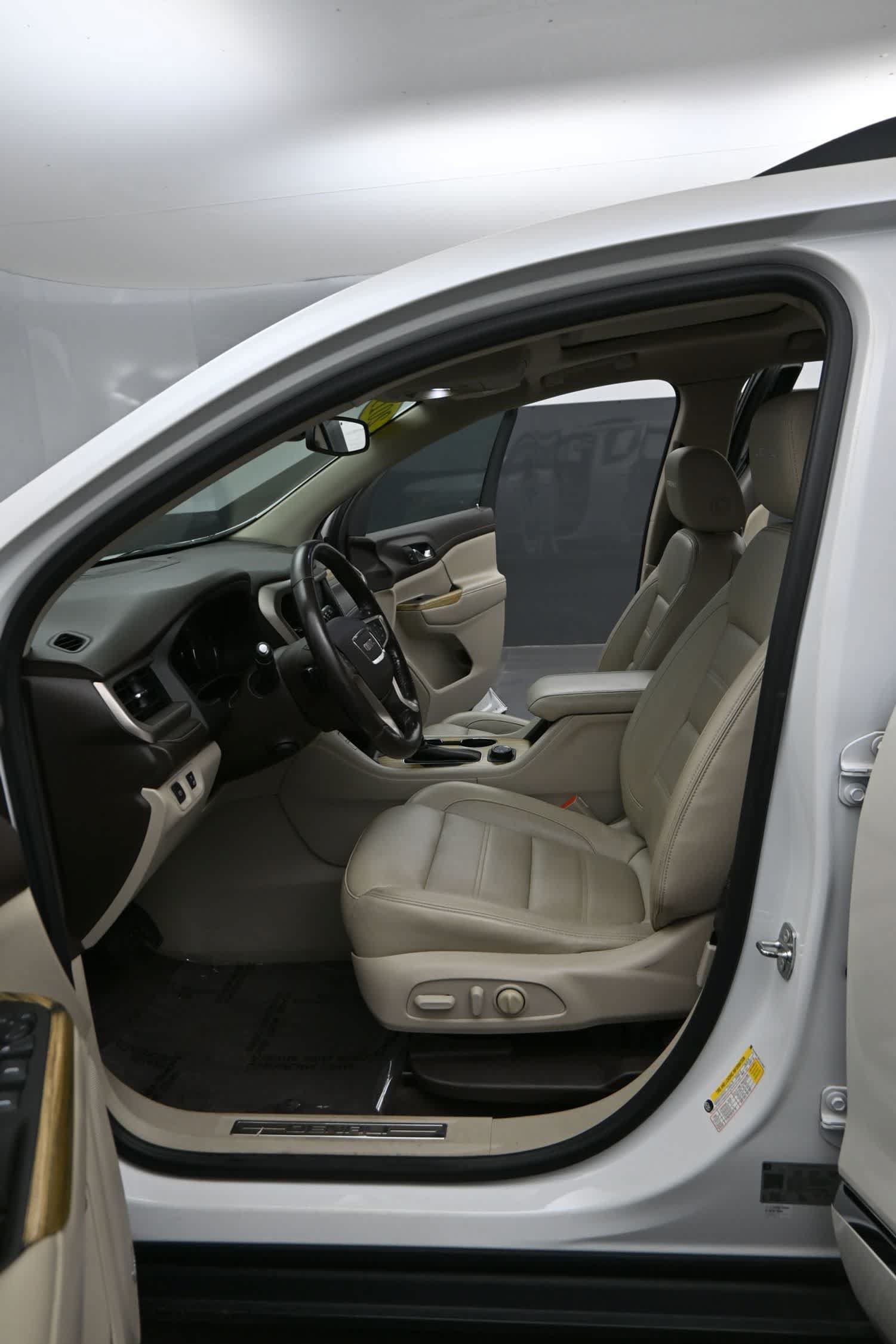 Used 2019 GMC Acadia Denali w/ Technology Package AWD/4WD image 17