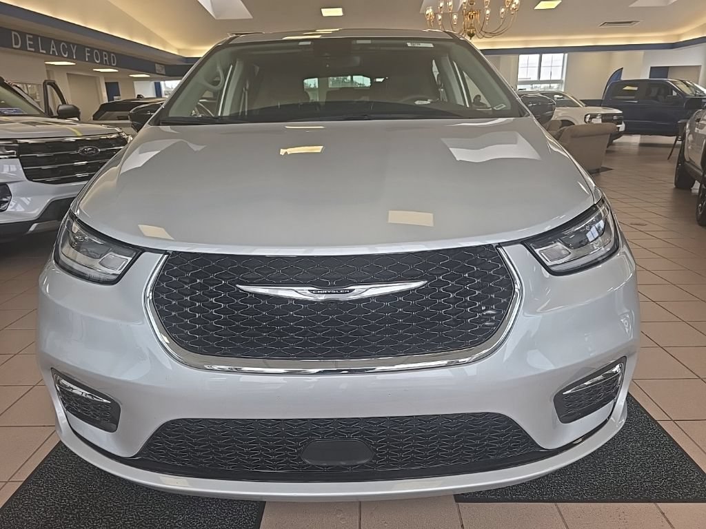 Used 2024 Chrysler Pacifica Limited FWD image 11