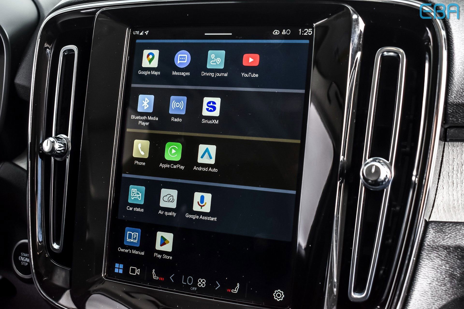 Used 2025 Volvo XC40 B5 Plus image 26