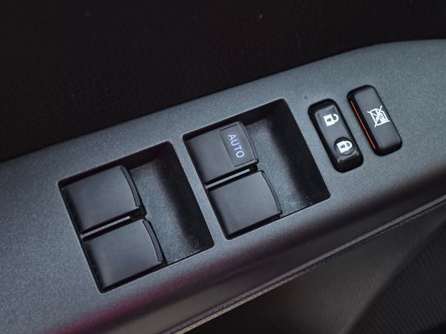 Used 2018 Toyota RAV4 XLE FWD image 12