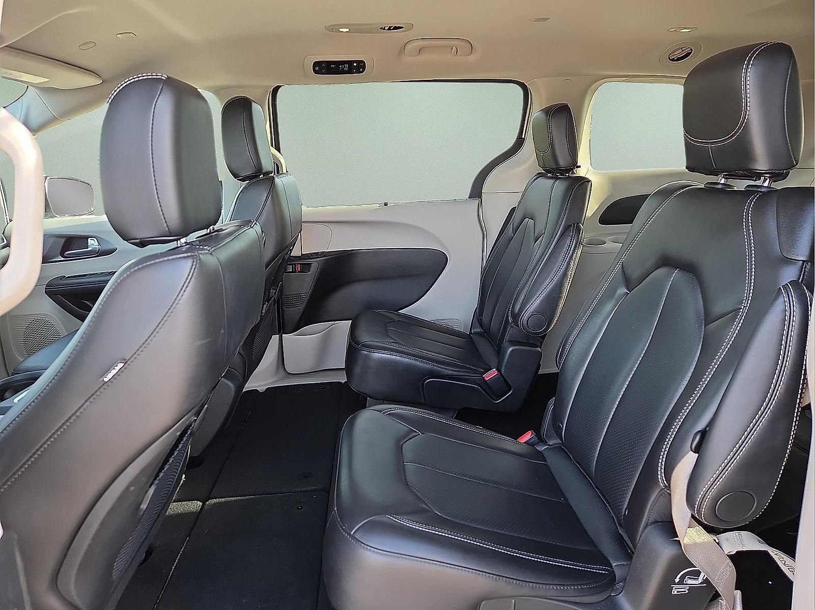 Used 2024 Chrysler Pacifica Touring-L image 11