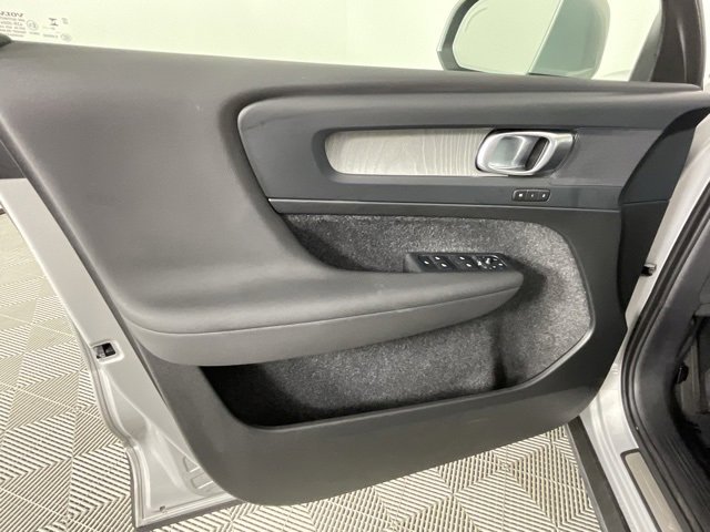 Used 2024 Volvo XC40 B5 Core image 18
