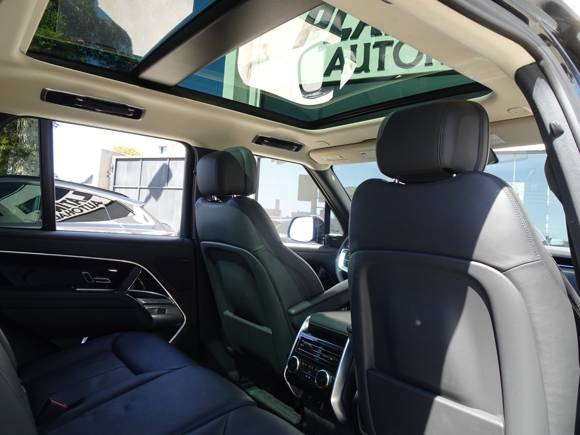 Used 2023 Land Rover Range Rover SE AWD/4WD image 18