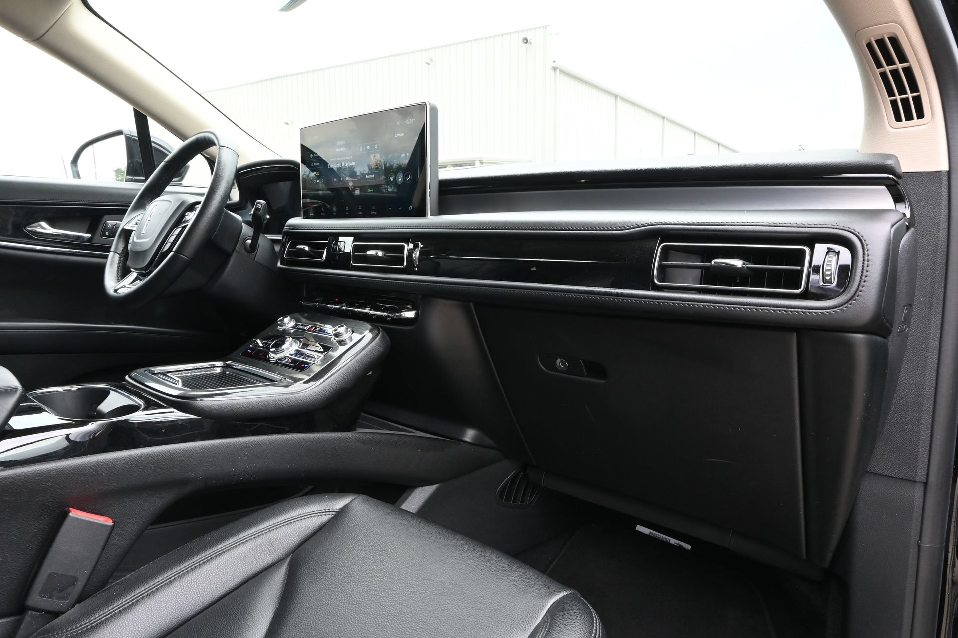 Used 2023 Lincoln Nautilus FWD w/ Premium Package image 25