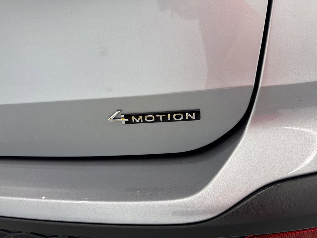 Certified 2025 Volkswagen Taos SE image 8