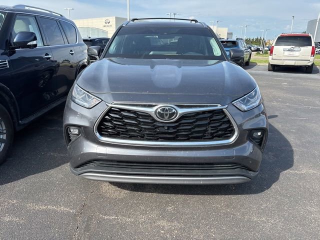 Used 2024 Toyota Highlander Platinum AWD/4WD image 2
