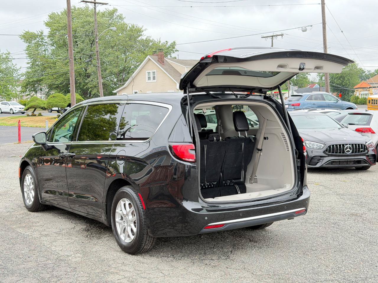 Used 2023 Chrysler Pacifica Touring-L FWD image 36