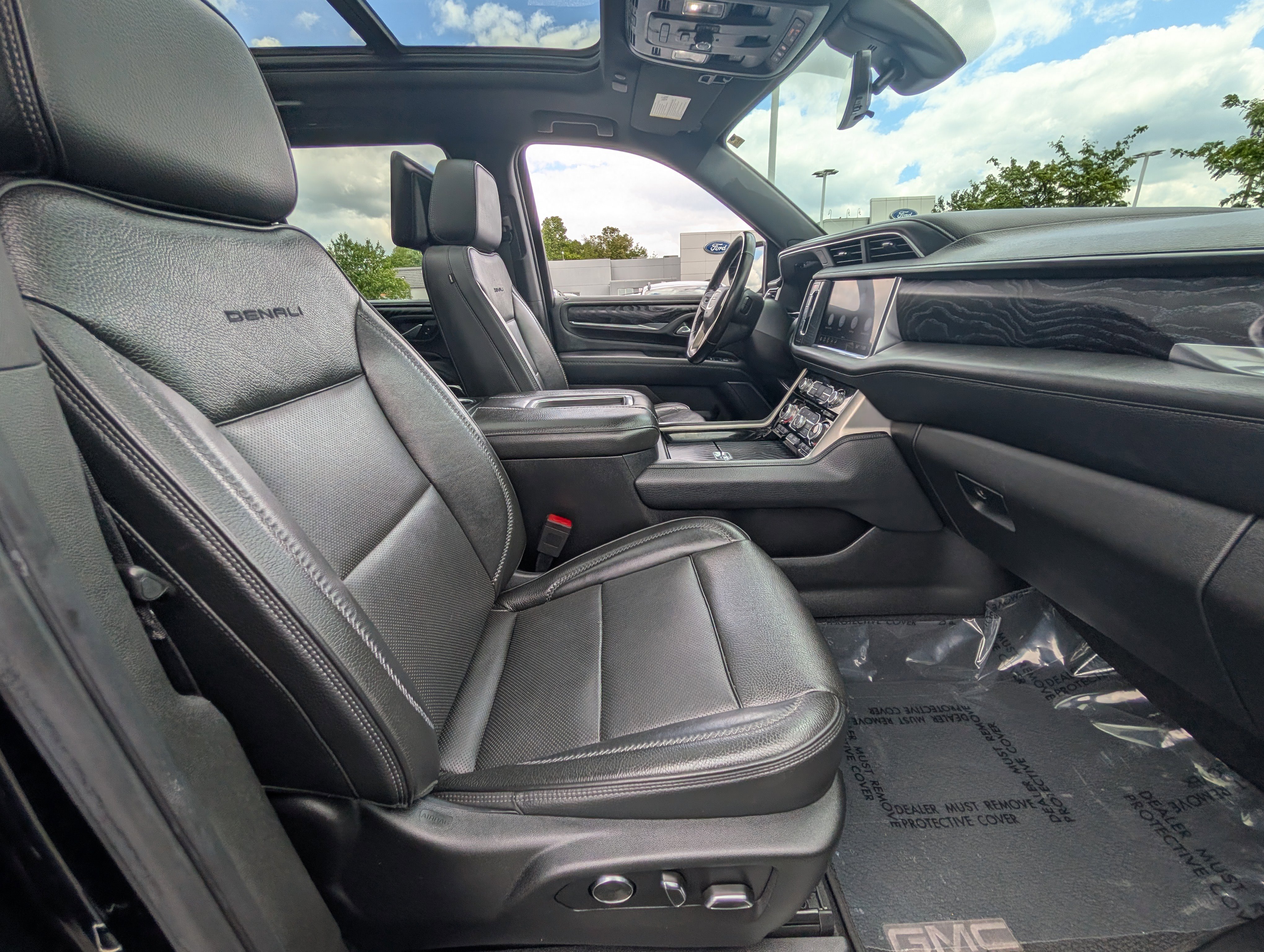 Used 2021 GMC Yukon Denali w/ Denali Premium Package AWD/4WD image 10