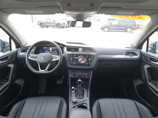 Used 2023 Volkswagen Tiguan SE w/ Panoramic Sunroof Package image 23
