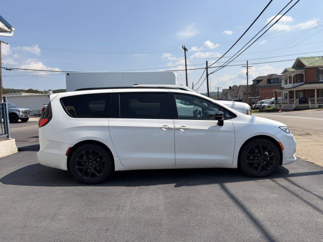 Used 2025 Chrysler Pacifica Limited FWD image 10